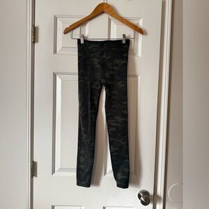 Spanx Look at Me Now Seamless Leggings - Green Camo - Size Small 0549